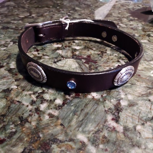 New and unworn Beautiful leather dog collar with blue crystal and silver conchos - Picture 2 of 5